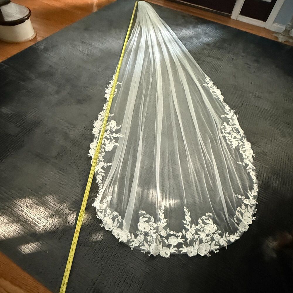 Stunning White Wedding Veil Beautiful Floral Details New - Picture 3 of 8